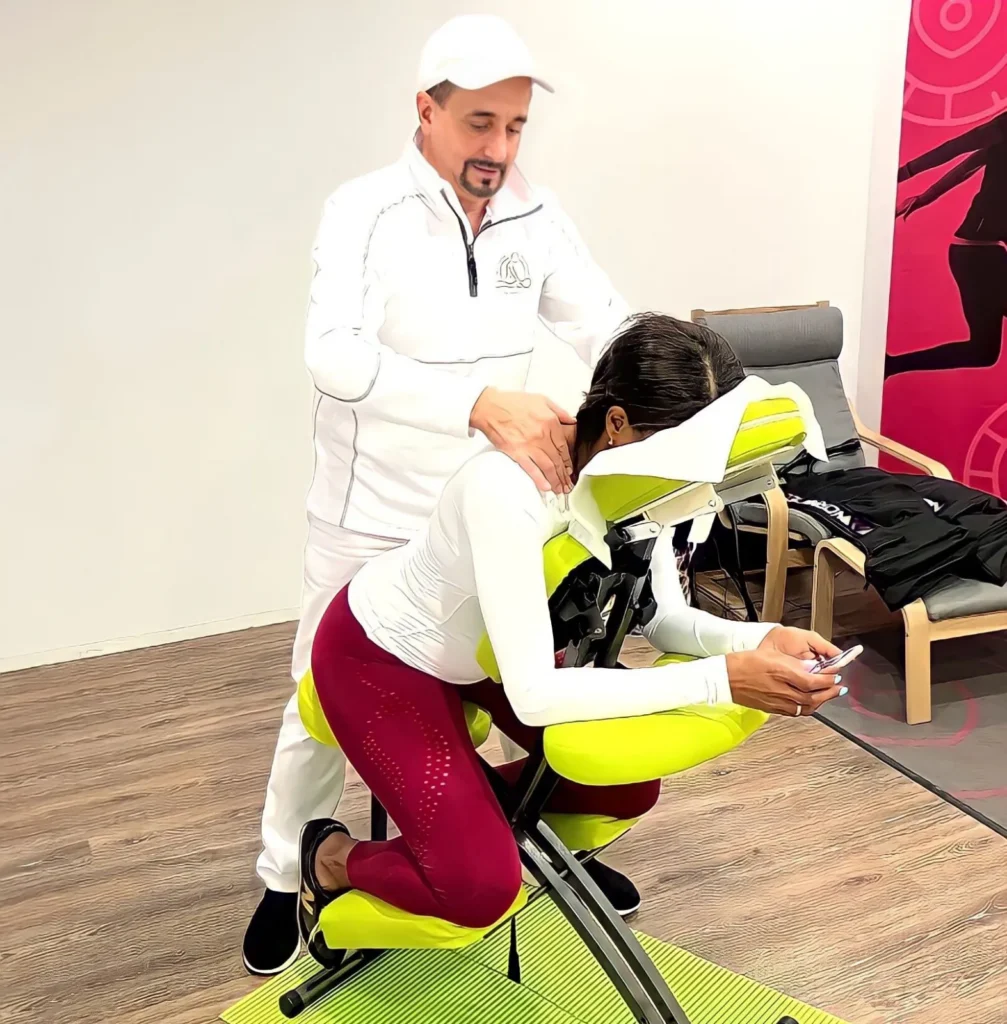 Andreas Weinzierl massiert eine Kundin auf dem Massagestuhl